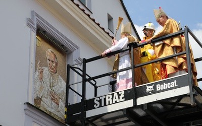 Obchody 100. rocznicy urodzin i chrztu św. Jana Pawła II, pod przewodnictwem kard. Stanisława Dziwisza, połączone z poświęceniem mozaiki papieskiej w oknie domu biskupiego.