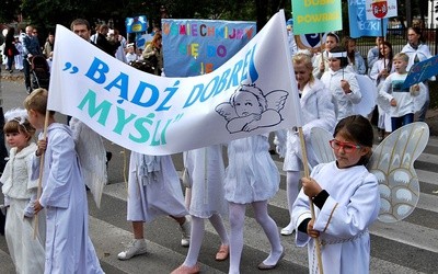 Ulicami Płońska przeszła kolorowa parada aniołów, w której wzięli udział najmłodsi mieszkańcy miasta