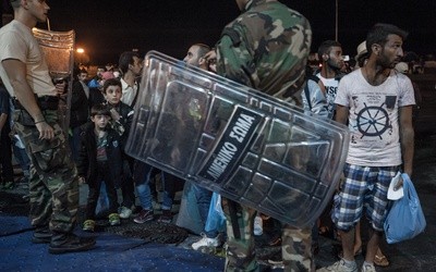 Ewakuacja migrantów protestujących na wyspie Lesbos