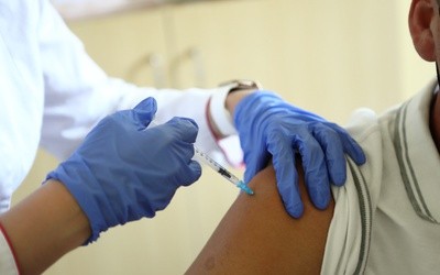 Sondaż: Polacy podzieleni w sprawie obowiązkowych szczepień na COVID-19