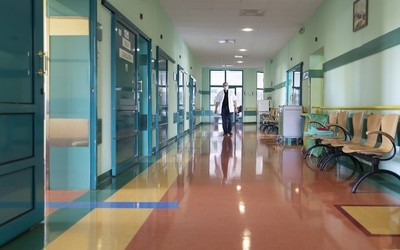 Kapelan szpitalny jako mediator w konfliktach? Kontrowersyjne, ale nie wykluczone