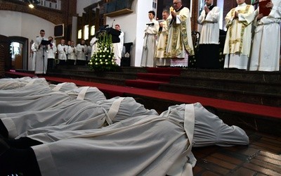 Kard. Baldisseri dementuje: synod nie będzie wstępem do zniesienia celibatu