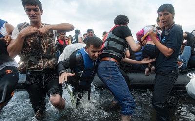 Komisarz UE: Relokacja uchodźców jest wiążąca i będzie kontynuowana