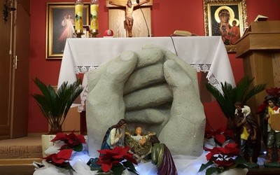 Jezus rodzi się w dłoniach, może zwłaszcza tych słabych, drżących, chorych, w dłoniach dziecka, ... w dłoniach każdego z nas. Bożonarodzeniowa szopka z kaplicy Specjalistycznego Szpitala Wojewódzkiego w Ciechanowie