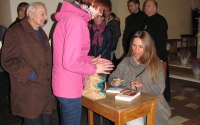Anna Golędzinowska w rozmowie z uczestnikami spotkania w Przasnyszu
