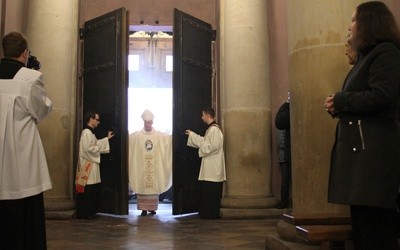 Przed miesiącem bp Piotr Libera uroczyście otworzył Bramę Miłosierdzia w płockiej katedrze