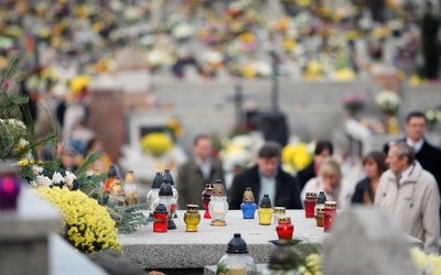 Przewodniczący Episkopatu apeluje o rozłożenie nawiedzania grobów na dni przed i po 1 listopada