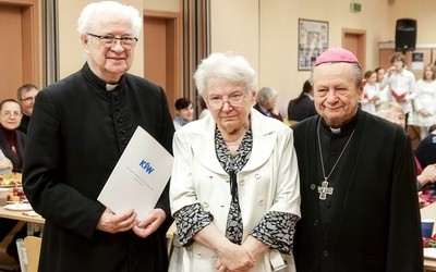 Wanda Kolasa, bp Gerard Kusz i ks. Konrad Kołodziej honorowymi członkami Katolickiego Stowarzyszenia Wychowawców