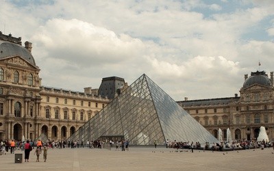 Paryż, Luwr. Ze współczesną piramidą