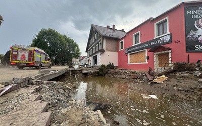 W zniszczonym przez powódź Stroniu Śląskim