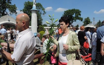 Tradycją odpustu w Ratowie jest poświęcenie chlebków i lilii - atrybutów św. Antoniego z Padwy
