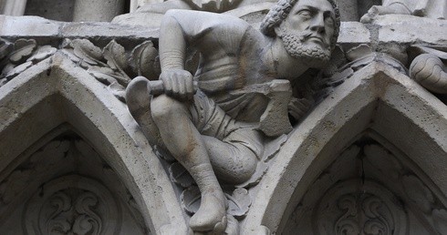 Konserwatorzy zabytków nie godzą się na nowe witraże w paryskiej Notre-Dame