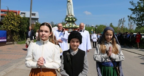 Trójka dzieci przebranych za Łucję, Franciszka i Hiacyntę towarzyszyła figurze Pani Fatimskiej w czasie obchodów 100. rocznicy objawień fatimskich w Ciechanowie 