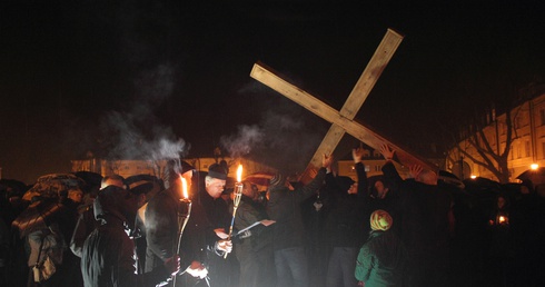 Krzyż na ulicach miast