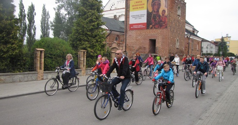 Od kościoła chrztu do miejsca narodzin św. Stanisława Kostki wiódł rowerowy rodzinny szlak