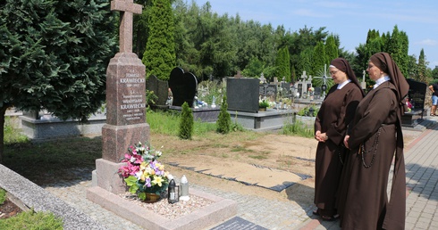 Siostry ze Zgromadzenia Franciszkanek Służebnic Krzyża co roku przyjeżdżają na grób ks. Władysława Krawieckiego - pierwszego kierownika duchowego ich błogosławionej założycielki.