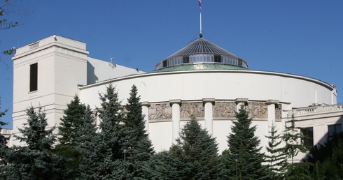 Sejm przyjął przez aklamację uchwałę ws. popełniania zbrodni wojennych przez Rosję na Ukrainie