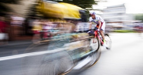 Najechał na odblask na jezdni i stracił panowanie nad rowerem. Prokuratura o wypadku Bjorga Lambrechta podczas Tour de Pologne