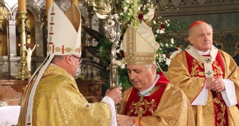 Abp Salvatore Pennacchio przekazuje pastorał nowemu biskupowi płockiemu Szymonowi Stułkowskiemu.