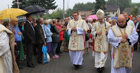 Bp Piotr Libera i o. Jarosław Kania, prowincjał bernardynów (po prawej) w czasie sumy odpustowej w Skępem
