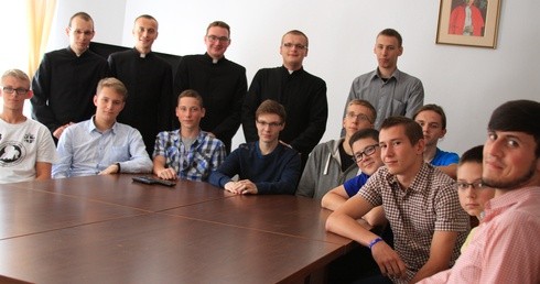 Uczestnicy sierpniowych rekolekcji powołaniowych w płockim seminarium