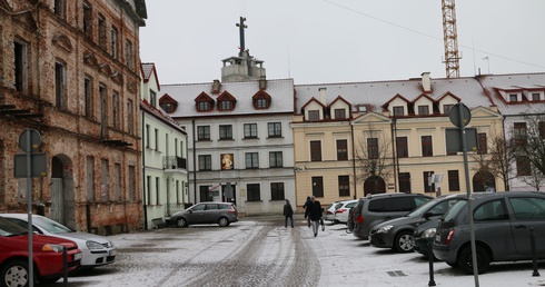 Krzyż stanął nad sanktuarium w Płocku