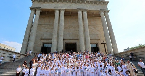 Abp Skworc do dzieci pierwszokomunijnych: Wzrastajcie w łasce i mądrości