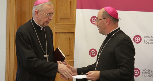 Abp Stanisław Gądecki, przewodniczący KEP, i abp Wojciech Polak, prymas Polski, na zakończenie konferencji prasowej w Płocku