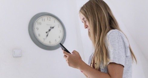 MEN: Szykujemy przepisy zakazujące od września używania telefonów komórkowych w podstawówkach