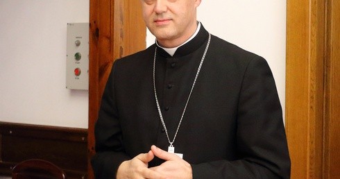 Biskup nominat w chwili ogłoszenia decyzji papieża Franciszka w Kurii Diecezjalnej w Elblągu 