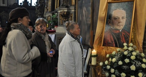 Modlitwa przy grobie bp. Adolfa Piotra Szelążka, kandydata na ołtarze, w kościele św. Jakuba Apostoła w Toruniu
