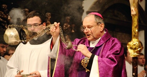 "Oblicza paschy". Rozpoczęły się rekolekcje wielkopostne z bp. Michałem Janochą