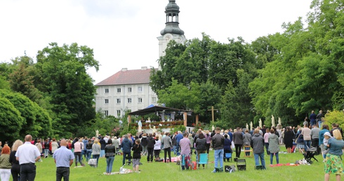 Obory. Karmel dzieli się świętością