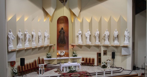 W kościele 12 apostołów