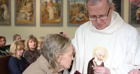 W czasie Mszy św. w szpitalnej kaplicy św. o. Pio został udzielony sakrament namaszczenia chorych