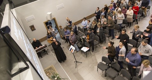 64% Kościołowi, 67% proboszczowi, 80% sąsiadom. Komu i jak bardzo ufają Polacy?