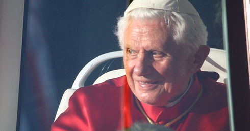 Benedykt XVI zdystansował się od autorstwa książki o kapłaństwie i celibacie