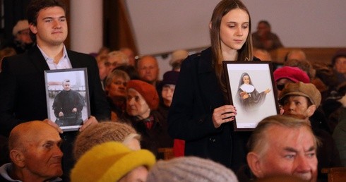 Życiem wskazują, że Bóg istnieje