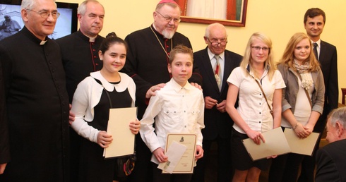 Doroczna uroczystość wręczenia stypendiów Stowarzyszenia Pontyfikat Jana Pawła II odbyła się w sali papieskiej Muzeum Ziemi Zawkrzeńskiej w Mławie