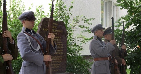 Uroczystości pod tablicą upamiętniającą jednego z ułanów ”Kadrówki”, gen. Ludwika Kmicic-Skrzyńskiego