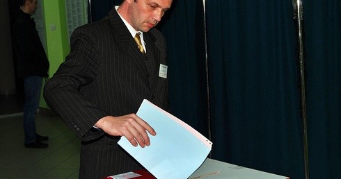 Głosowanie w Obwodowej Komisji Wyborczej w Płońsku, mieszczącej się w Gimnazjum nr 1 im. Papieża św. Jana Pawła II
