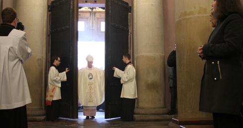 Przed miesiącem bp Piotr Libera uroczyście otworzył Bramę Miłosierdzia w płockiej katedrze