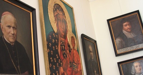 Kopia ikony Matki Bożej Częstochowskiej obok portretów biskupów płockich w sali Opactwa Pobenedyktyńskiego w Płocku