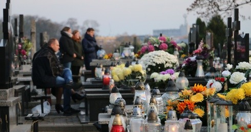 Wszystkich Świętych i Dzień Zaduszny na cmentarzu.