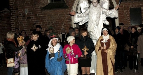 Z relikwiami świętych, z radosną piosenką i modlitwą, najmłodsi rozpoczęli świętowanie uroczystości Wszystkich Świętych w Przasnyszu