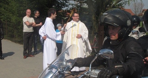 Po Mszy św. ks. Tomasz Tomczak pobłogosławił motocyklistów i poświęcił ich jednoślady