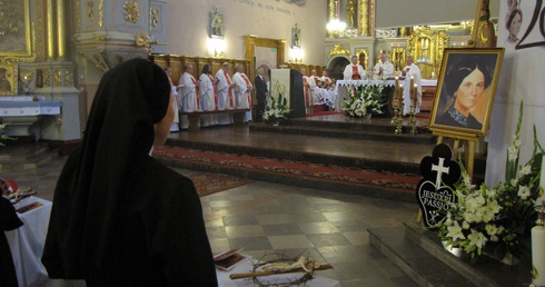 W czasie Mszy św. w przasnyskiej farze trzy siostry pasjonistki odnowiły śluby zakonne