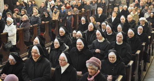Nawę katedry wypełniły m.in. siostry zakonne posługujące w diecezji płockiej