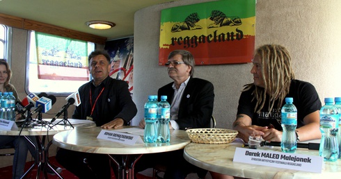 Organizatorzy Festiwalu Reggaeland podczas konferencji na statku Marianna