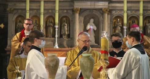 Bp Libera na Mszy krzyżma w Płocku: Niech nie wyblaknie ideał kapłaństwa!